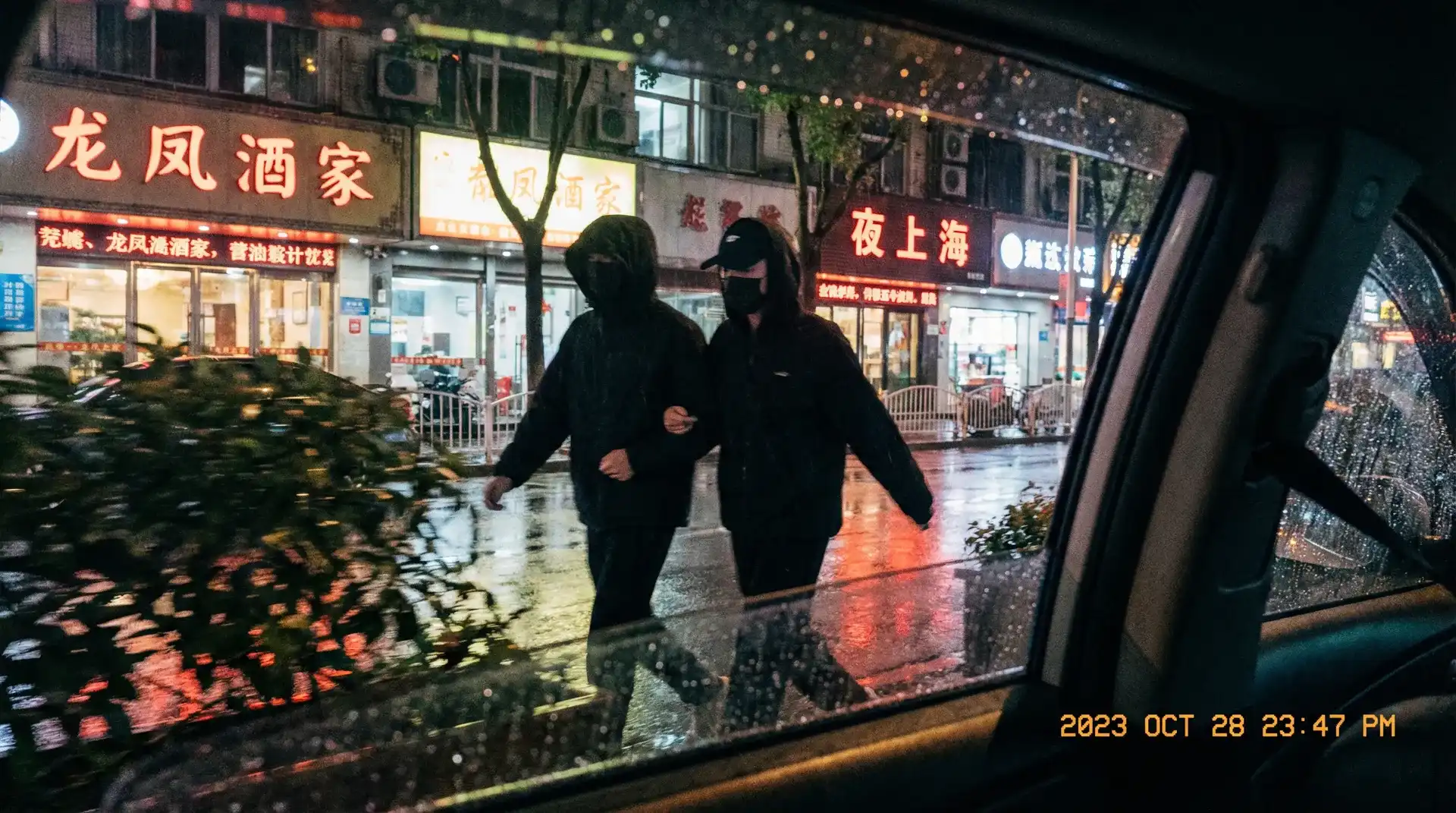 大哥的硬糖 - 顶流明星深夜密会现场抓拍照片